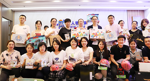 J9九游会员工领取六一儿童节礼物